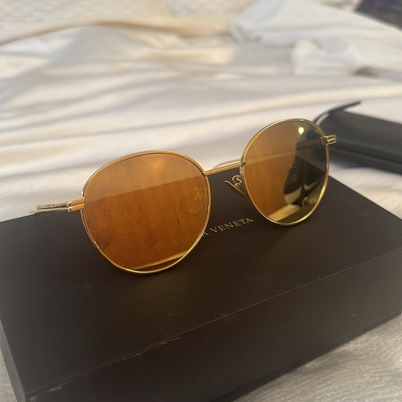 Bottega Veneta gold mirrored sunglasses - Picture 2 of 6